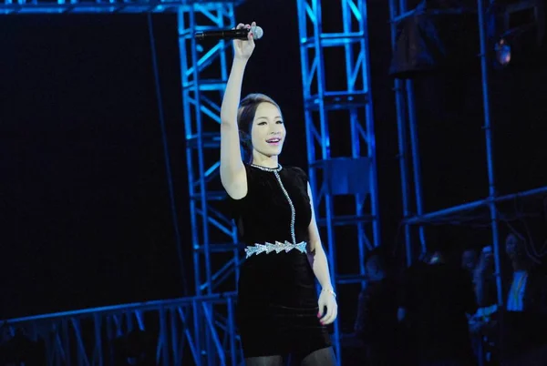 Tchajwanského Zpěvačka Elva Hsiao Vlny Během Koncertu Chöch Chot Severní — Stock fotografie