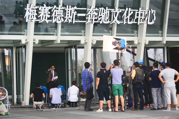 英語俳優ローワン アトキンソン 再生ミスタービーン撮影セッション中にテレビ コマーシャルのため 上海でメルセデス ベンツ アリーナで 2014 — ストック写真