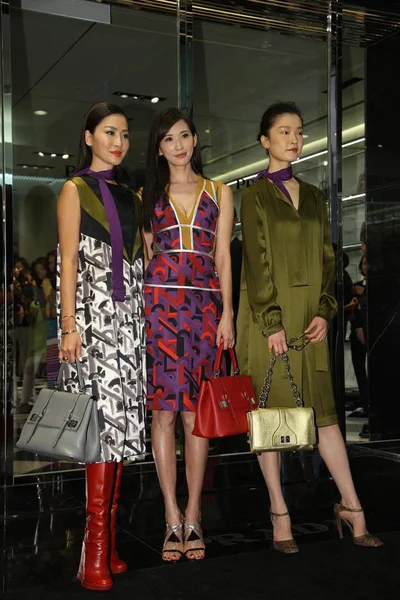 左から 香港モデルのカディ チョウ 台湾のモデルで女優のリン チーリンと中国人モデルのデュ ファンは 2014年9月2日 台中市の新しいプラダブティックのオープニングパーティーに到着した後 ポーズをとります — ストック写真