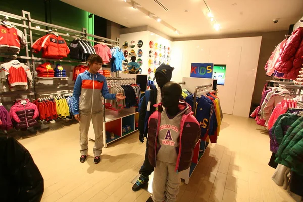 Equipe Vista Uma Loja Recém Inaugurada Adidas Xangai China Janeiro — Fotografia de Stock