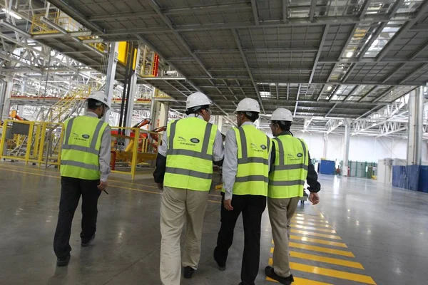 Des Personnes Portant Des Casques Des Gilets Visitent Usine Automobile — Photo