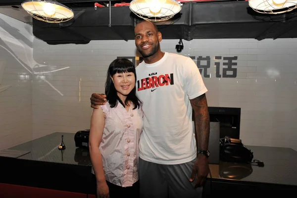 Superestrella Nba Lebron James Derecha Posa Con Una Mujer China — Foto de Stock