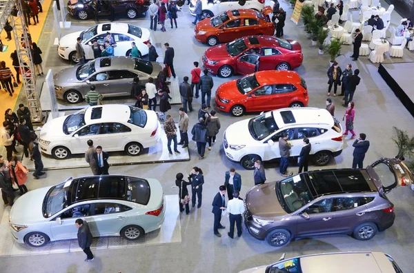 Visitantes Olhar Para Carros Novos Durante Uma Exposição Automóveis Chongqing — Fotografia de Stock