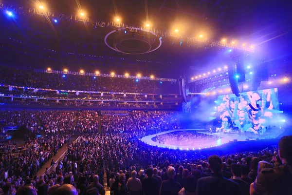 Les Fans Chinois Étrangers Entassent Mercedes Benz Arena Lors Concert — Photo