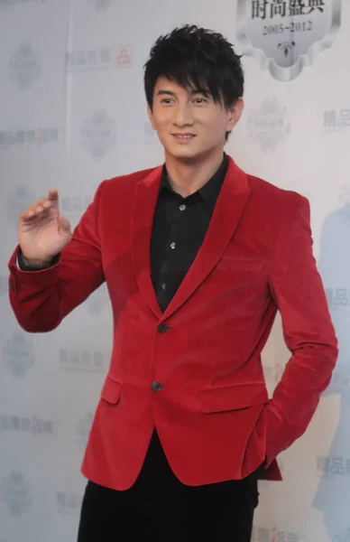 台湾俳優ニコラス ウーがファッションの中にポーズ授賞式 中国の 2012 — ストック写真