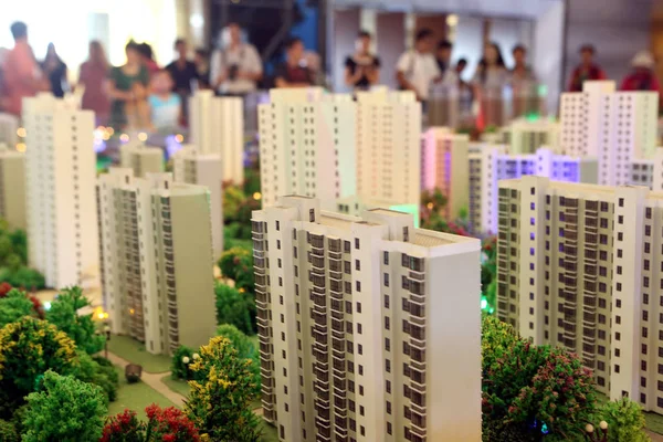 2014年8月16日 中国东部山东省日照市举行的房地产交易会上 中国购房者正在查看住宅公寓楼的模型 — 图库照片