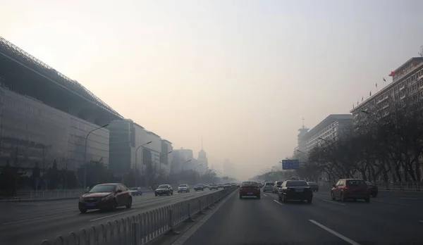 Automóviles Viajan Camino Smog Pesado Beijing China Febrero 2013 — Foto de Stock