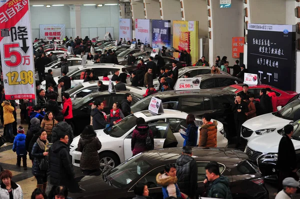 Multitud Visitantes Observan Automóviles Durante Una Exposición Automóviles Ciudad Shenyang — Foto de Stock