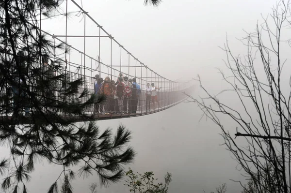 Tourists Walk Carefully 300 Meter Long Plexiglass Bridge Which Hangs — Stock Photo, Image