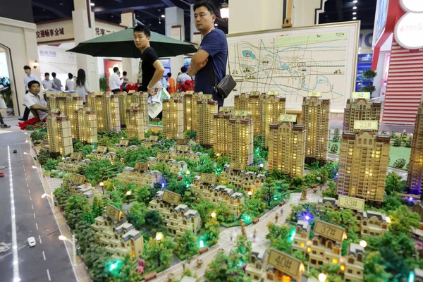 2014年9月5日 中国中部河南省郑州市举行的房地产交易会上 中国购房者关注住宅物业项目的住房模型 — 图库照片