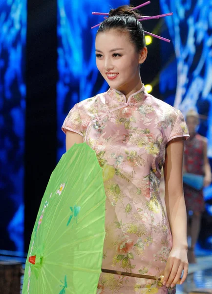 Chiński Model Huo Jialin Wyświetla Tworzenie Cheongsam Znany Również Jako — Zdjęcie stockowe