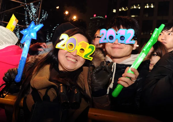 2012年1月1日 上海の観光名所複合施設 新ティンディで お祝いのマスクを着用した人々が新年のお祝いに出席します — ストック写真