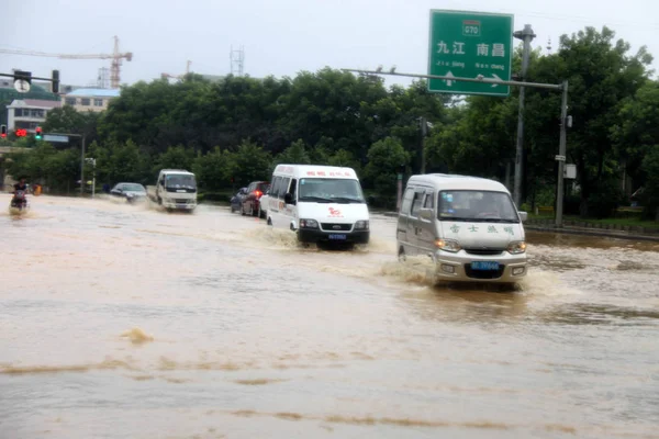 Οχήματα Τρέχουν Πλημμυρισμένο Δρόμο Που Προκαλείται Από Έντονες Βροχές Από — Φωτογραφία Αρχείου