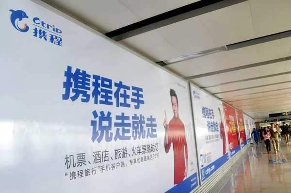 Pedestres Passam Por Anúncio Agência Viagens Online Chinesa Ctrip Xangai — Fotografia de Stock