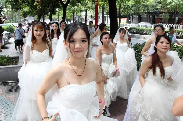 Las Novias Chinas Vestidas Con Vestidos Novia Participan Una Carrera —  Fotos de Stock
