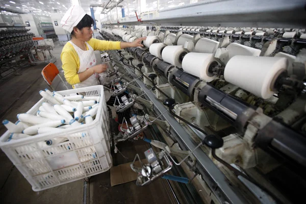 Női Kínai Munkavállaló Kezeli Fonalat Kell Exportálni Délkelet Ázsiai Országok — Stock Fotó