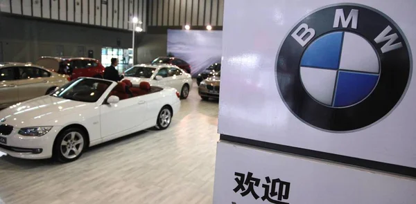 Čínský Zákazník Dívá Automobily Bmw Dealerství Nanjing Východní Chinas Jiangsu — Stock fotografie