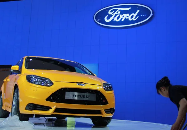 Dipendente Cinese Pulisce Stand Ford Durante Una Fiera Automobilistica Internazionale — Foto Stock