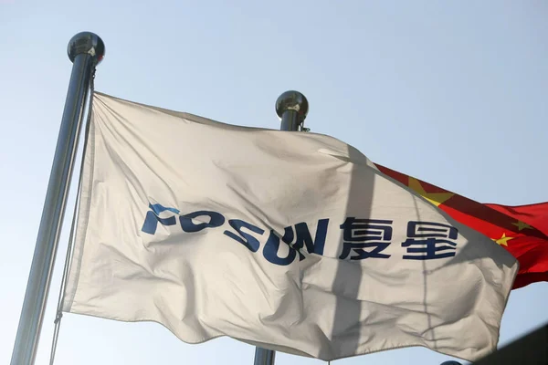 Flaggen Aus China Und Fosun Flattern Hauptsitz Der Fosun Group — Stockfoto