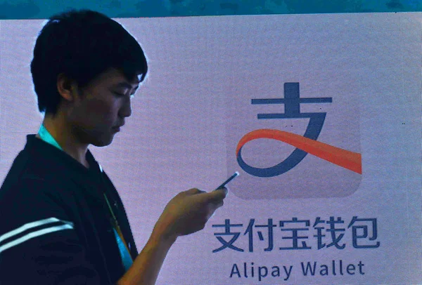 Pedestre Usa Seu Telefone Celular Frente Anúncio Para Alipay Wallet — Fotografia de Stock