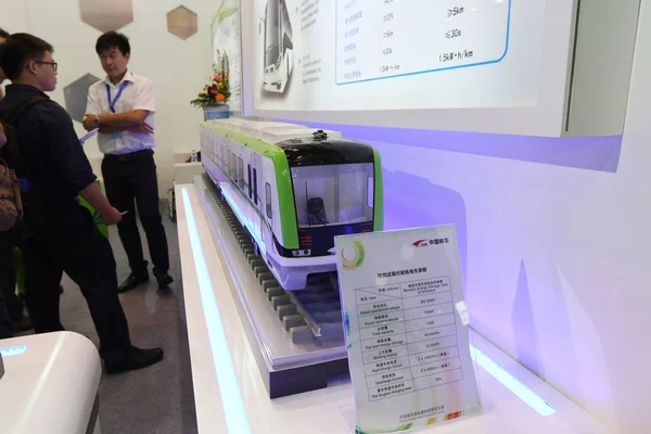 2014年8月26日 上海で開催された展示会で Csr 中国南機関車 ローリングストック株式会社 の模型列車を見学 — ストック写真