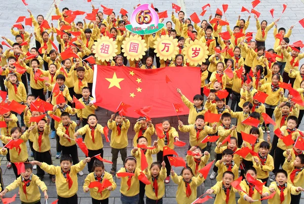Молодые Китайские Студенты Размахивают Маленькими Китайскими Национальными Флагами Вокруг Большого — стоковое фото