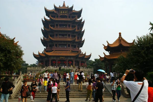 Visitantes São Vistos Frente Torre Guindaste Amarelo Cidade Wuhan Província — Fotografia de Stock
