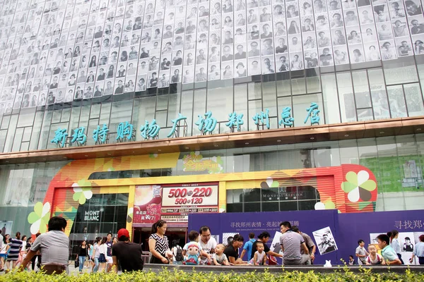 Veduta Delle Foto Ritratto Cittadini Cinesi Incollati Sul Muro Centro — Foto Stock