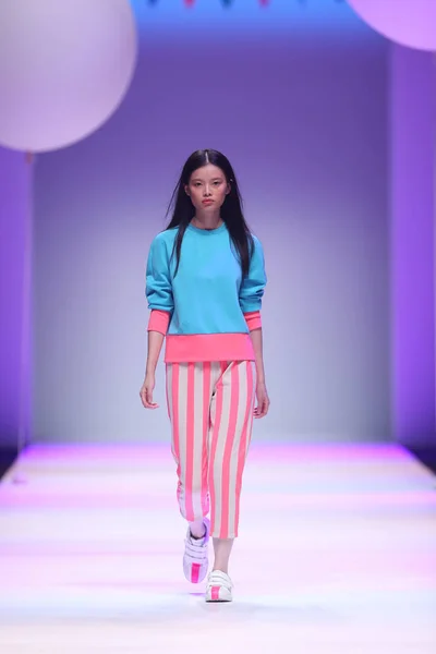 Modell Visar Skapelse Gränslös Modevisning Shanghai Fashion Week Vår Sommar — Stockfoto