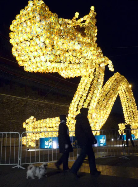 Énorme Dragon Qui Comprend 3000 Lanternes Est Illuminé Devant Porte — Photo