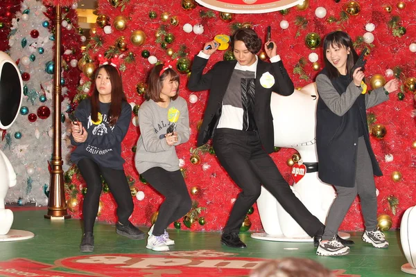 Южнокорейский Актёр Чжу Вон Второй Справа Танцует Фанатами Рождественском Мероприятии — стоковое фото