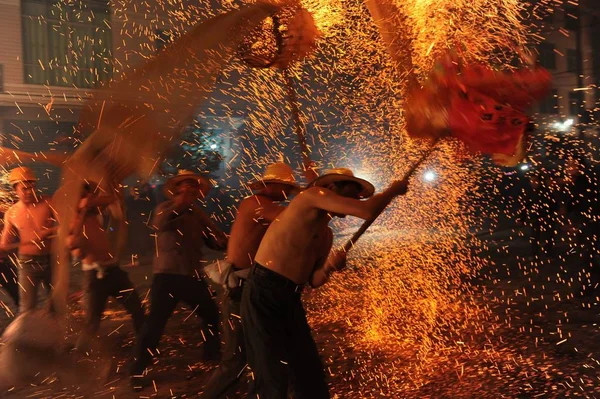 ダンサーは Dongxiing Daxian 大洲市 西中国四川省 2013 日の中国のランタン フェスティバルを祝うために溶鉄の雨で火龍踊りを実行します — ストック写真