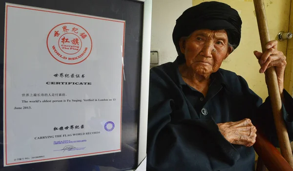 Suqing Den 116 Åriga Kvinnan Som Världens Äldsta Person Poserar — Stockfoto