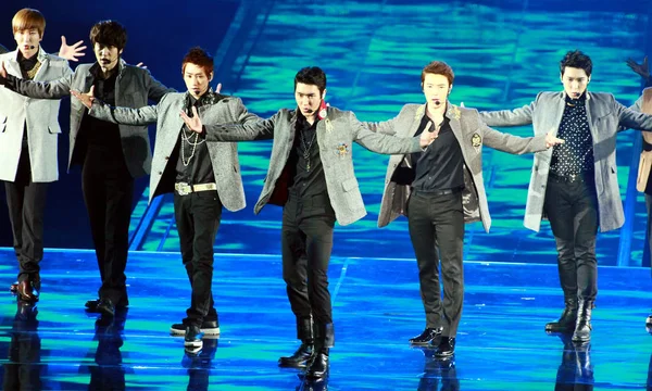 韓国のバンドのスーパージュニアのメンバーは 台北の台北アリーナでコンサート中に演奏 月2012 — ストック写真