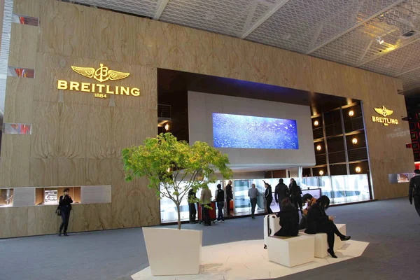 Pessoas Visitam Estande Breitling Durante Baselworld Watch Jewellery Show 2014 — Fotografia de Stock