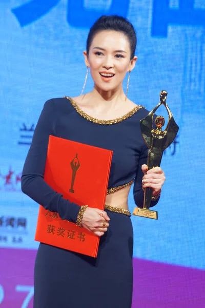 Kinesiska Skådespelerskan Zhang Ziyi Innehar Sin Trophy Efter Att Vunnit — Stockfoto