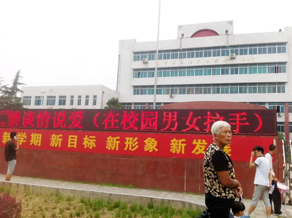 2014年8月23日 在中国中部河南省洛阳市燕石高中门口 人们在展示学校规则 包括禁止爱情和浪漫 的显示屏前等候 — 图库照片