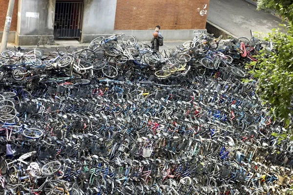 Estudiante Chino Pasa Por Delante Bicicletas Desechadas Frente Edificio Dormitorio —  Fotos de Stock
