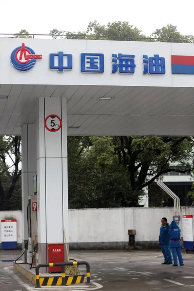 Funcionários Estão Posto Gasolina Cnooc China National Offshore Oil Corporation — Fotografia de Stock