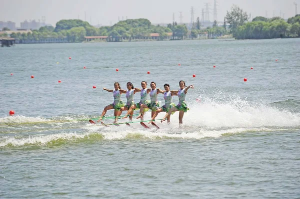 2013年7月24日 在中国中部湖北省武汉市举行的2013年国际大学赛艇比赛 Iurr 特技表演者在东湖举行了一场演出 — 图库照片