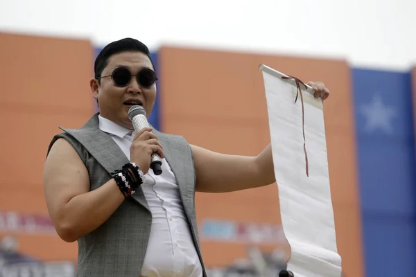 韓国ラッパー インターネット感覚 Psy を話す中央中国湖北省武漢市でのスーパー スター中国現実テレビの才能ショーの開始式典では 2013 — ストック写真