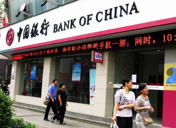 Gyalogosok Séta Múltban Fióktelepe Bank China Boc Yichang Város Közép — Stock Fotó