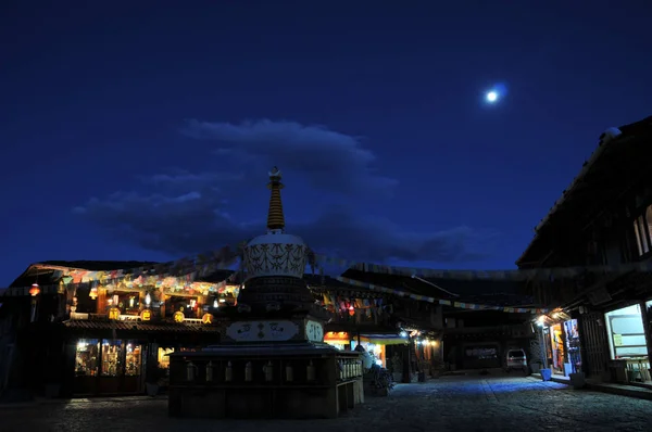 File Nightview Old Town Shangri Southwest Chinas Yunnan Province October — стоковое фото