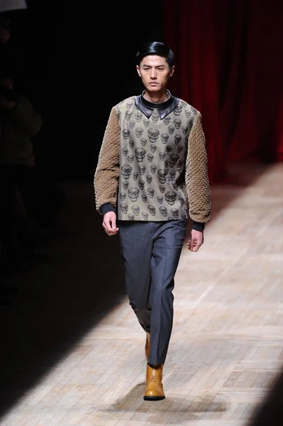 モデルはメルセデス ベンツ中国 2013年秋 冬のファッションウィーク北京 2013 日の間に中国ファッションデザイナー王 Yutao 旭化成のファッションショーに新しい創造を表示します — ストック写真