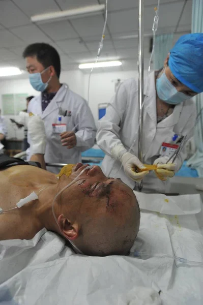 Kinesiska Läkare Behandlar Besättningsmedlem Som Skadades Flygolycka Ett Sjukhus Shenyang — Stockfoto