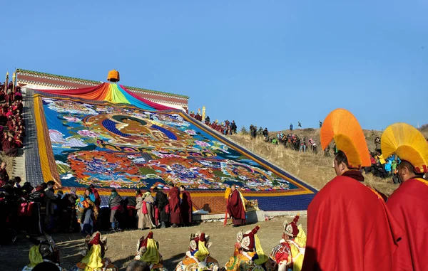 Lamas Und Einheimische Beten Vor Dem Riesigen Thangka Während Der — Stockfoto