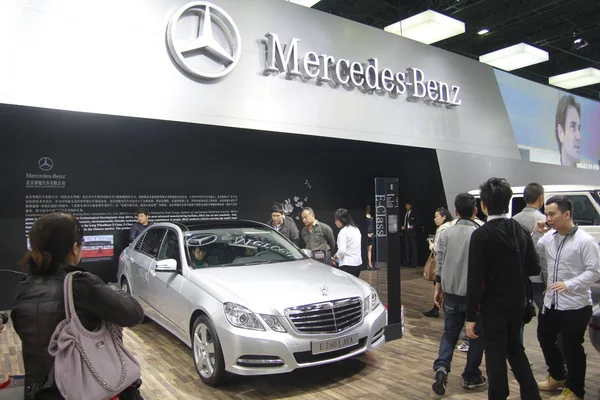 Visitors Look Mercedes Benz E260L 10Th China Guangzhou International Automobile — Stock Photo, Image