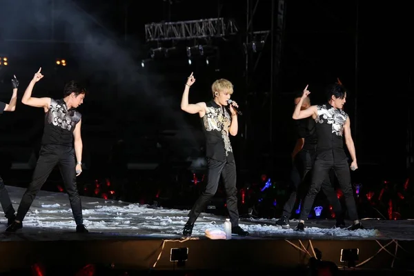 Sydkoreanska Pojke Gruppen Frustrerad Utför Vid Konsert Deras Asia Tour — Stockfoto