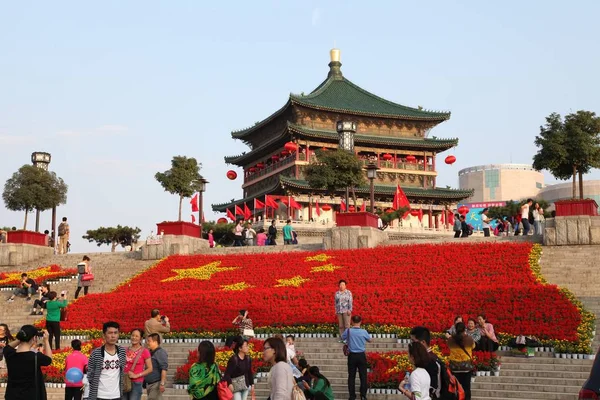 Sebuah Bendera Nasional Tiongkok Raksasa Yang Terbuat Dari Bunga Ditampilkan — Stok Foto