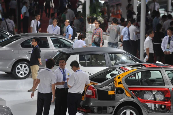2013年6月27日 在中国东北辽宁省沈阳举行的汽车展览会上 人们看汽车 — 图库照片